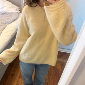 Stickad tröja - Jättemysig stor ljusgul stickad tröja💛✧･ﾟ* väldigt fint skick! 🍓🫧 storlek S ♡ kontakta mig privat vid frågor & funderingar 💋