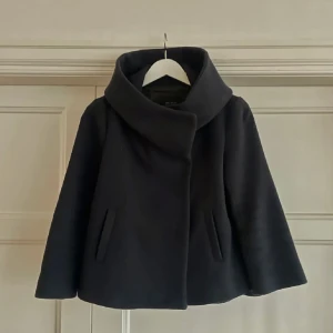 Kappa - Superfin kappa nu till hösten! En av knapparna sitter lite dåligt men den går att knäppa om man vill🫶🏼 storlek M men passar S/XS