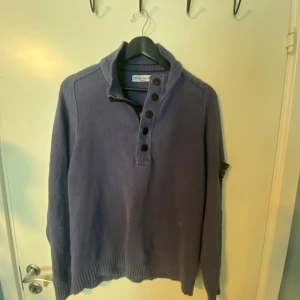 Stone island  - En fett stone island tröja. Perfekt nu när det börjar bli lite kallare väder! Tröjan sitter jätte bra på mig och jag är 1,79 cm lång och väger chrika 61 kilo!