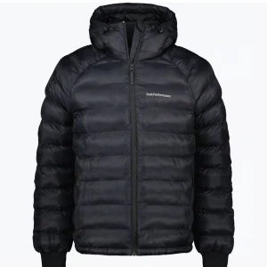 Peak performance jacka  - säljer en din peak performance jacka i svart. storlek M men passar även S. 