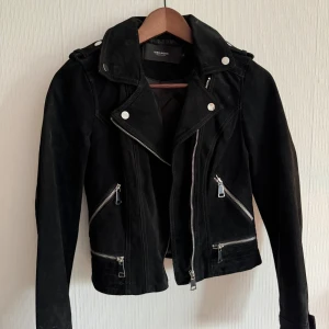 Mocka jacka - Säljer denna fina jacka i mockamaterial från Vero Moda då den inte kommer till användning längre.