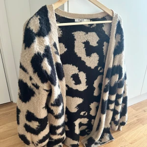 Kofta nakd  - Kofta i leopardmönster, Storlek xs