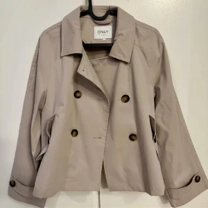 Trenchcoat - Perfekt kort trenchcoat🍁🍁