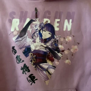 Fin och skön Genshin impact hoodie - En skön Genshin impact hoodie med raiden shogun tryck på! Den har ett skönt material på insidan och har inte blivit använd någon gång men den har en liten vit fläck som inte är så synlig och den är köpt på lightinthebox websida för ca två år sedan!🌸