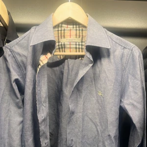 Burberry skjorta  - Äkta burberry skjorta i jätte bra skick, gör även byten