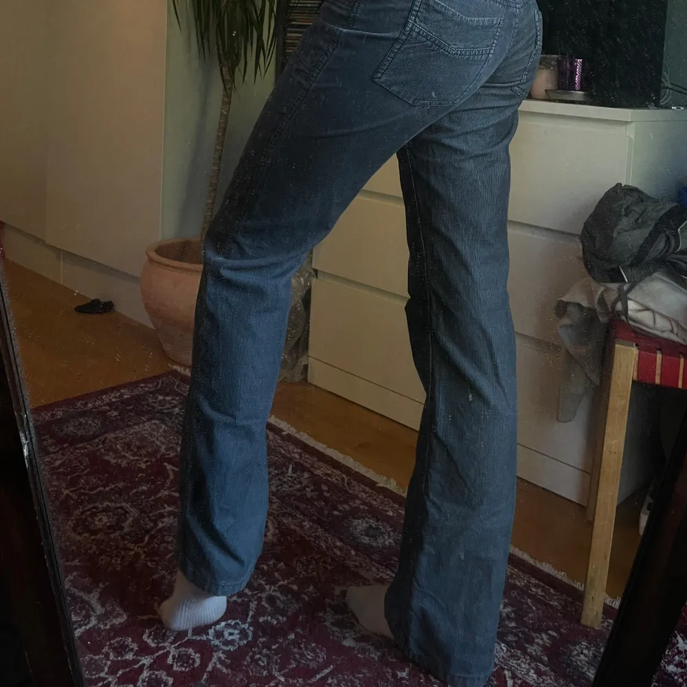 Säljer dessa Manchester Jeansen!👖(passar mig som är 170 och har oftast 27/32-28/32 i storlek!). Jeans & Byxor.