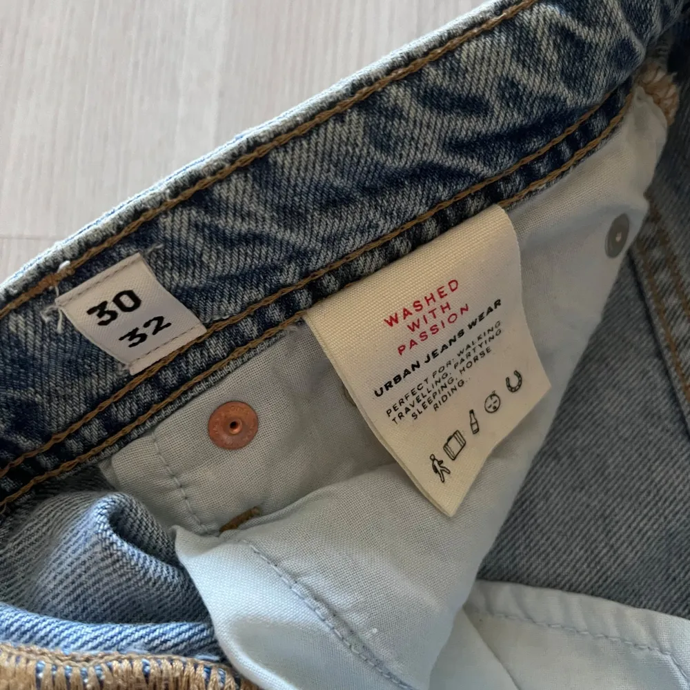 Säljer dessa snygga jeans från Jack and Jones. Det är i mycket bra skick och i storlek 30/32. Nypris på dessa är 599kr. Kom gärna med prisförslag!!. Jeans & Byxor.