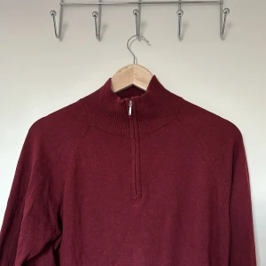 Tröja (man) - Trevlig vinröd tröja för man i storlek M.