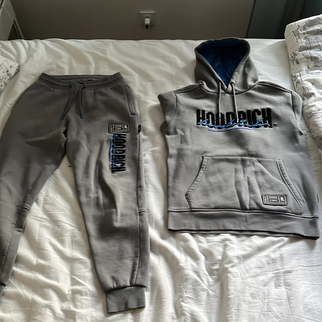 Säljer hoodrich tracksuit där den är använd i ca 3 månader. Ordinarie pris: 1500 - 92