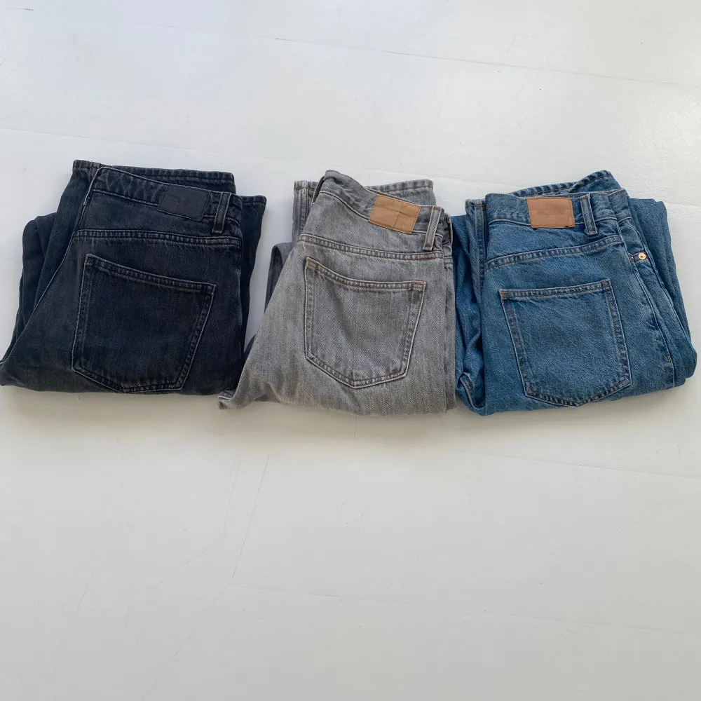 Säljer nu mina baggy jeans från weekday, sparsamt använda och har bara legat i min garderob i 2 år. Inga defekter, köptes för 600 kr styck. W27/L32 svarta model: float, blåa model: rail, gråa model: space. . Jeans & Byxor.