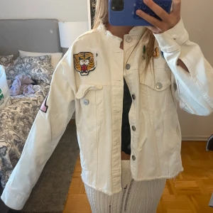 Jeansjacka med detaljer  - Så cool perfekt till hösten