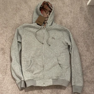 Burberry hoodie - Grå, medium, nyskick