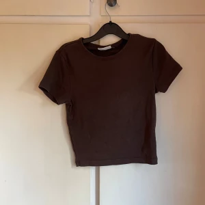 Brun T-shirt  - Det är en brun t-shirt som är croppad säljer för jag inte använder längre 