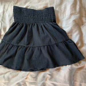 Svart kjol - Det är en svart kjol ifrån förra året så tror inte den säljs längre jag har använt den typ 5 gånger 