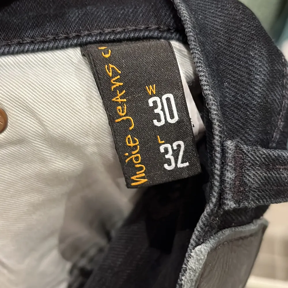 Säljer dessa Nudie Jeans i storlek W30/L32| Skick: 9/10(Inga defekter eller tecken på användning)| Hör bara av dig om du har någon fråga eller fundering.. Jeans & Byxor.