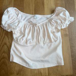 en gullig tröja som är ganska kort men väldigt fin och passar jätte bra till jeans, men kommer tyvärr inte till användning mer💕storlek-12-13y men hade sagt xxs/xs😊