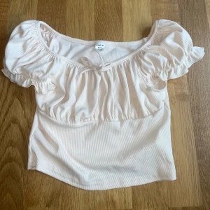 gullig Tröja - en gullig tröja som är ganska kort men väldigt fin och passar jätte bra till jeans, men kommer tyvärr inte till användning mer💕storlek-12-13y men hade sagt xxs/xs😊