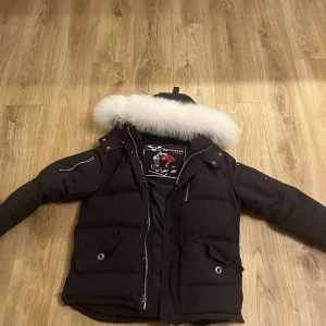 Mouse jacka  - Hej jag säljer min mouse jacka den är i jätte fint skick jag vill sälja den eftersom den inte längre kommer till användning, men ett problem är att  luvan är lite konstig den går av ibland på två ställen inget mer än det 