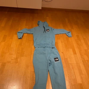 North face tracksuit - En the north face tracksuit, skick 8/10.