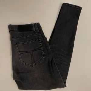 Tiger of Sweden jeans  - Hej, säljer nu dessa as snygga tiger jeans. Dom är i otroligt bra skick! Det är storlek 30/32 men skulle säga att dem även passar 29/32 lika bra. Modellen är 175cm och dom sitter perfekt. Hör av er vid frågor!
