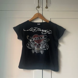 Edhardy tröja - Säljer min edhardy tröja i storlek M men skulle säga att den är ganska liten i storleken och passar som en S/Xs. Den är i bra skick, några diamanter har lossnat men det syns knappt! 💓