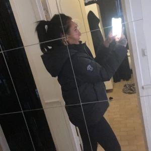 Svea vinterjacka - Super snygg och varm vinterjacka från SVEA, knappt använd. Blå. 