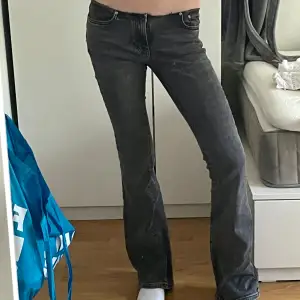 Säljer ett par snygga svarta bootcut jeans. Midjan har jag klippt av själv för att få de lite extra lågmidjade💕