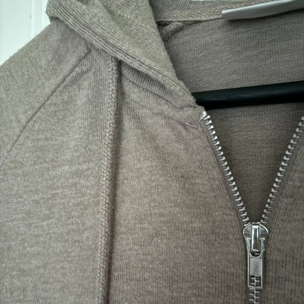 Riktigt snygg beige zip hoodie i ett väldigt mjukt material. Väldigt bra skick, bara lite nopprig men går enkelt att fixa. Storleken är S men sitter mer som XS. Priset kan diskuteras. Kom med frågor!. Tröjor & Koftor.