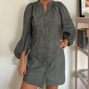 Klänning  - Säljer min fina Neo Noir klänning. Köpte den för 800 kr och har endast använt den en gång. Jättefint skick!! Köparen står för frakten❤️