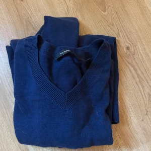 V ringad tröja  - V ringad tröja, aldrig använd. Passar bra nu till hösten.