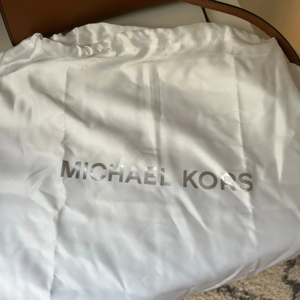 Hej säljer denna helt nya Michael kors väskan. Ny pris 3500. Dust bag ingår. . Väskor.