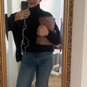 intressekoll på min röda dior clutch🌟🤎 - en supersnygg röd / vit mönstrad dior clutch väska🫶 går att andända till skolan med böcker och till finare klänningar!! köpt av en tjej här på plick som köpt den på vestiaire collective 🌟🌟