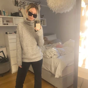 Grå stickad polotröja från Sincerely Lov - Säljer en supermysig grå stickad polotröja från Sincerely Lov. Perfekt för kalla dagar med sin varma och bekväma passform. Tröjan har långa ärmar och en hög polokrage som håller dig varm och stilren. Passar perfekt till både vardag och mysiga hemmakvällar. 🧶✨