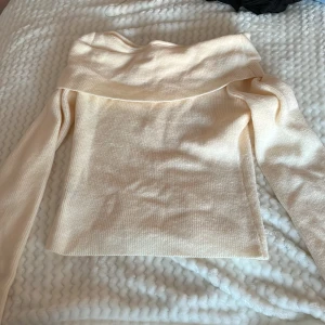 Blus - Säljer ett jättefint blus , köpt från shein i storlek M. Den är knappt använd men har en liten blandning färg av vit och ljusorange.