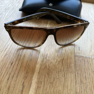 Rayban boyfriends - Säljer dessa sjukt snygga radbans då jag ej använder dom längre, sjukt feta använda lite men i fortsatt grymt skick! Nypris 1599kr mitt pris 700👊🏻 /// LC