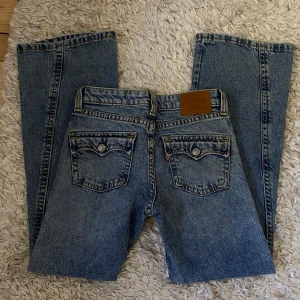 Levi’s jeans  - Snygga jeans från Levi’s! Midjemått 37 cm. Passar bäst om du är under 1,65 lång. Jättebra skick✨