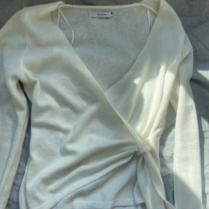 Knyt topp från reserved🩷 - Knyt topp som köptes utomlands , storlek M men passar S. Inga defekter då den aldrig används🥰