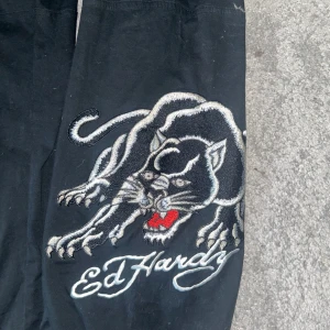 Ed hardy cargos - Knappast använda Storlek small men den passar som medium beroende på hur baggy man vill ha den.