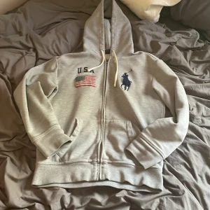 Ralph lauren tröja  - Säljer denna as feta Ralph lauren tröja som inte säljs längre. Tröjan är i perfket skick förutom ett litet hål nere vid handen och en fläck på sidan, som gå bort i tvätten. Tröjan kostar ca 2000 kr i nypris. Byten funkar( helst nån fet Ralph tröja)