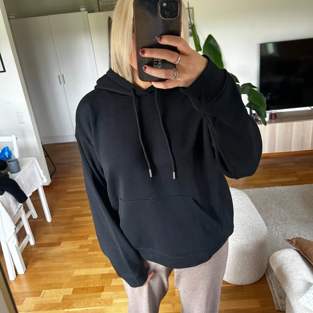 Helt oanvänd!!! Så mysigt material inuti 😍😮‍💨🫶 Oversize i storlek! Perfekta höst hoodien🍁🍂🧣. Hoodies.