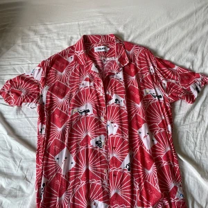 Palace shortsleeve skjorta - Riktigt fet Palace flanell från 2008-2012 om jag minns rätt. Köpt på Rapsfield i malmö i somras (2024). Väldigt bra skick och jag har aldrig användt den pga för stor.