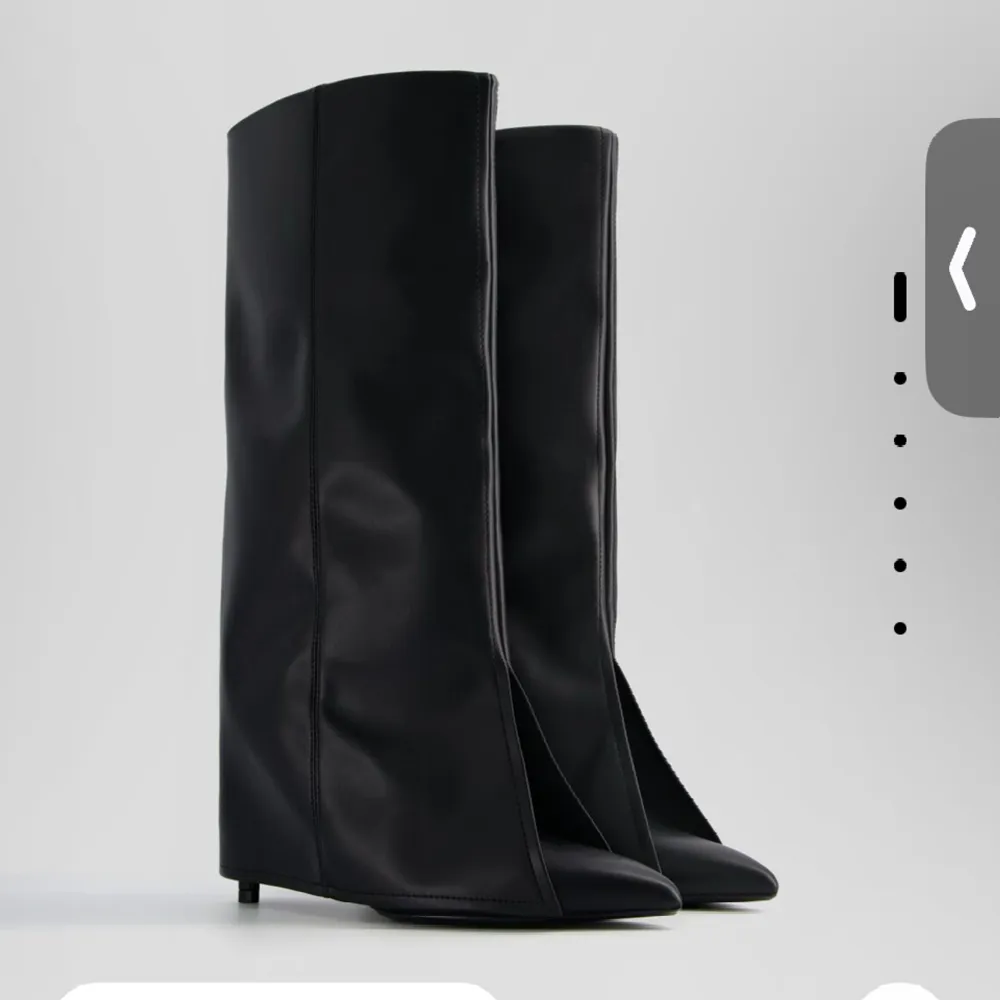 Höga boots från Bershka, klacken är 10cm. Köpta för 859kr och endast använda 1 gång.. Skor.