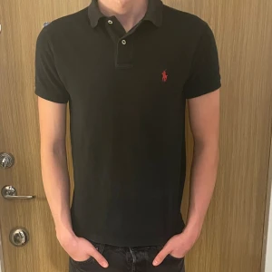 Ralph Lauren piké - Hej, säljer denna snygga Ralph lauren piké! Tröjan är riktigt snygg och har mycket kvar att ge, den är i riktigt försvar skick och är stilren och passar till det mesta! Hör av er vid fler frågor och funderingar 