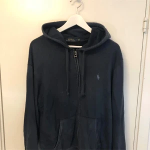 Ralph lauren zip up - En svart Ralph lauren zip up, i ganska använt skick, skick 8/10