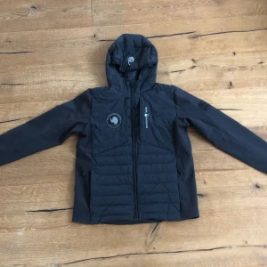 Svart Sail racing jacka - Säljer den pga alldeles för liten. Det är den perfekta jackan att ha nu på hösten eftersom den är vattentät och vindtät!  Den är i bra skick. Den har flera stora fickor. Ny pris ungefär 2000kr. Pris kan diskuteras.