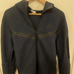 Nike tech dress -  Nike tech tracksuit i mörkblå, Storleken på dressen är M. Den är i gott skick.  Fler bilder detaljerat i dm! 