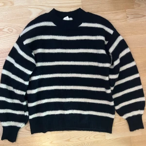 Randig stickad tröja - Snygg blå/vit randig stickad tröja