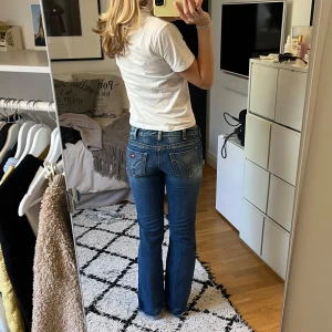 Jättesnygga lågmidjade ”miss sixty” jeans.  - Jättefina och snygga lågmidjade Jeans! Passar mig jättebra i längden och jag är 1,73