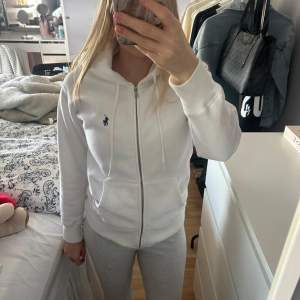 Säljer denna Zip hooodie från märket Polo Ralph Lauren i storlek XS. Den är i bra skick 