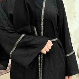 Abaya Lyana  - Jag säljer min handgjorda Abaya Lyana från Traid Pearls✨ Helt oöppnad och aldrig använd! Det medföljer självklart en sjal, skärpet och en underklänning som kan användas till vilken annan abaya som helst. Storleken är onesize. Nypris 549kr🖤